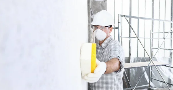 Homem Construtor Trabalhador Construção Civil Usando Uma Esponja Parede Trabalhador — Fotografia de Stock