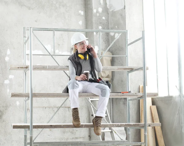 Bauarbeiterin Sitzt Auf Baugerüst Zur Kaffeepause Und Telefoniert Mit Handy — Stockfoto