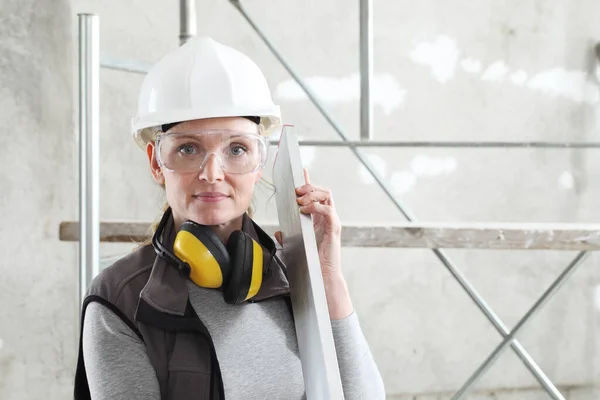 Kvinna Byggare Arbete Med Rak Anda Nivå Bär Hjälm Skyddsglasögon — Stockfoto