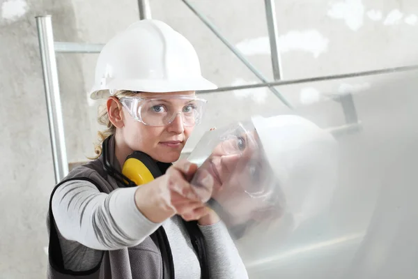 Kvinna Byggare Arbete Med Rak Anda Nivå Bär Hjälm Skyddsglasögon — Stockfoto