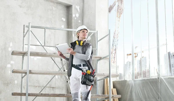 Mulher Trabalhador Construtor Trabalho Com Tablet Digital Usando Capacete Fones — Fotografia de Stock