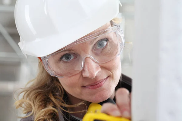 Mujer Trabajador Construcción Porteait Con Casco Gafas Protección Cerca Pared — Foto de Stock
