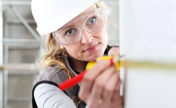 Mujer Trabajo Construcción Con Cinta Métrica Lápiz Medir Pared Sitio — Foto de Stock