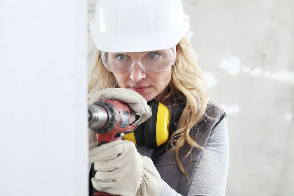 Mujer Contrucción Trabajador Utilizando Conductor Taladro Inalámbrico Haciendo Agujero Pared — Foto de Stock