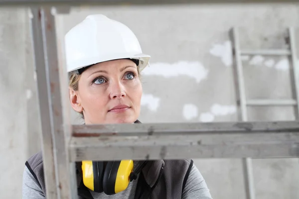 Mujer Constructor Trabajador Construcción Escalera Con Casco Blanco Audífonos Protección — Foto de Stock