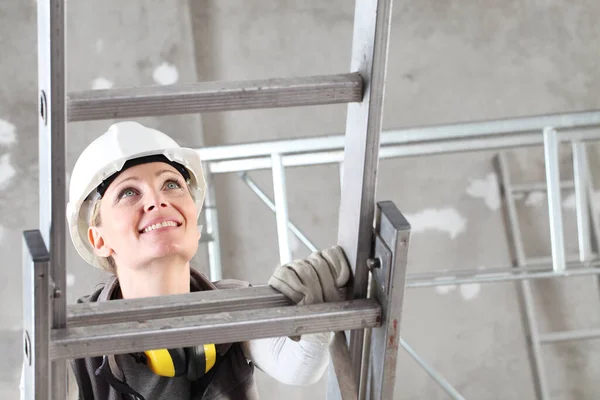 Mujer Sonriente Constructora Trabajadores Construcción Escalera Con Casco Blanco Audífonos — Foto de Stock