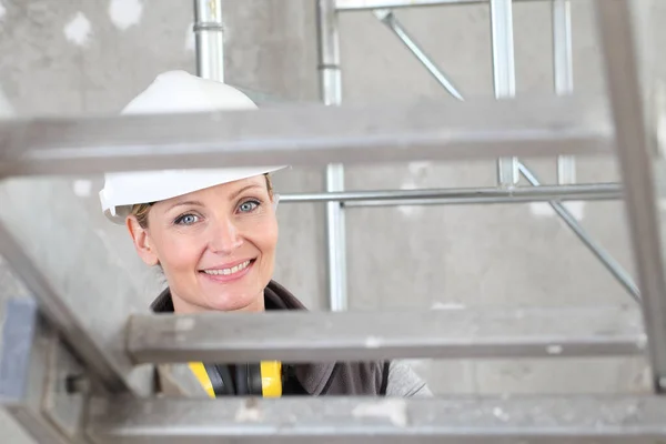 Mujer Sonriente Constructora Trabajadores Construcción Escalera Con Casco Blanco Audífonos — Foto de Stock