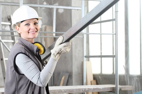 Mujer Sonriente Constructora Constructora Retrato Con Casco Blanco Audífonos Protección — Foto de Stock