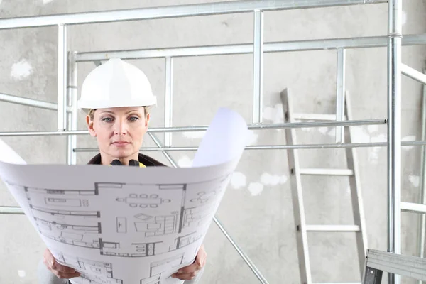 Mujer Constructora Obras Construcción Mirando Plano Usando Casco Audífonos Protección — Foto de Stock
