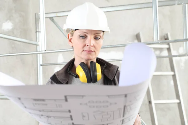 Mujer Constructora Obras Construcción Mirando Plano Usando Casco Audífonos Protección — Foto de Stock