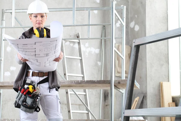 Mujer Constructora Obras Construcción Mirando Plano Uso Casco Audífonos Auriculares — Foto de Stock