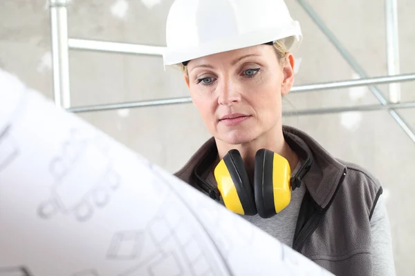 Mujer Constructora Obras Construcción Mirando Plano Usando Casco Audífonos Protección — Foto de Stock