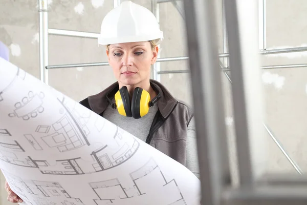 Mujer Constructora Obras Construcción Mirando Plano Usando Casco Audífonos Protección — Foto de Stock