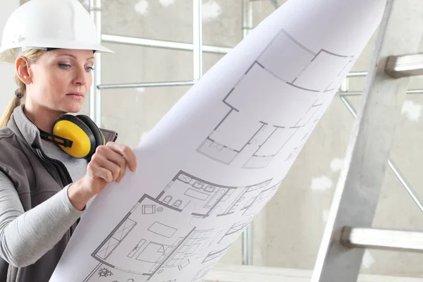 Mujer Constructora Obras Construcción Mirando Plano Usando Casco Audífonos Protección — Foto de Stock