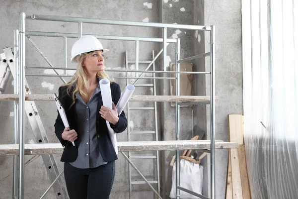 Mujer Arquitecto Ingeniero Construcción Usar Casco Sostiene Carpeta Plano Dentro — Foto de Stock