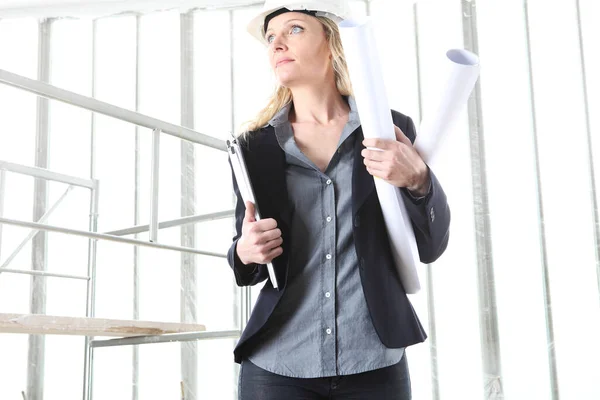 Žena Architekt Nebo Stavební Inženýr Nosit Přilbu Drží Složku Nákres — Stock fotografie