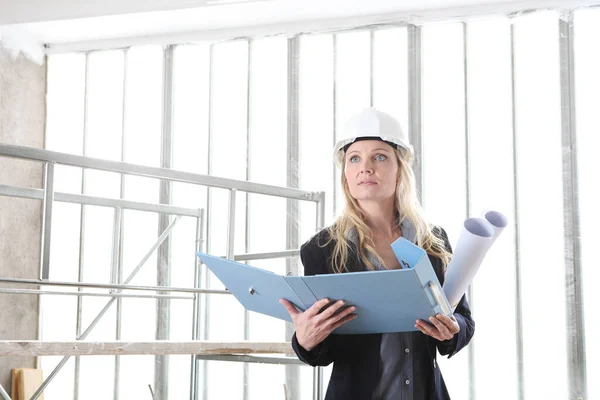 Mujer Arquitecto Ingeniero Construcción Usar Casco Sostiene Carpeta Plano Dentro — Foto de Stock