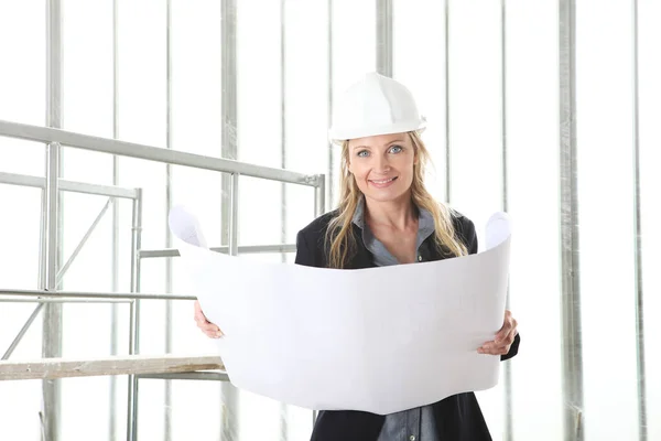 Mujer Sonriente Arquitecta Ingeniera Construcción Que Lee Modelo Casco Desgaste — Foto de Stock