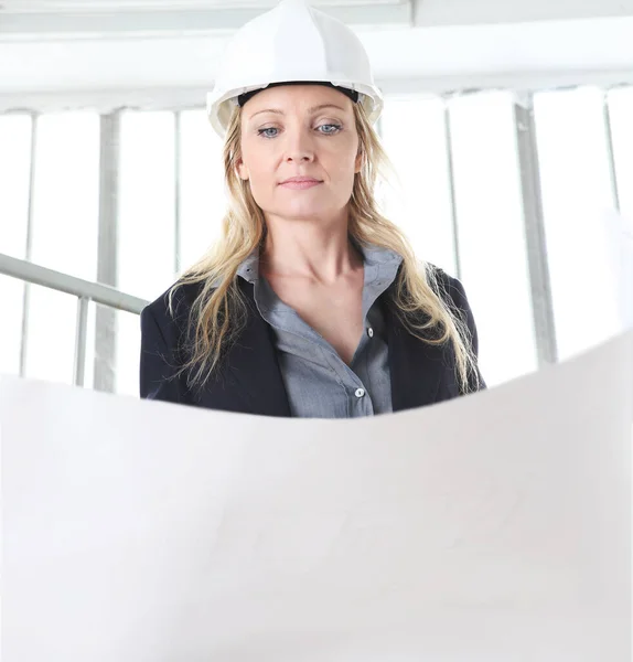 Mujer Arquitecta Ingeniera Construcción Leyendo Modelo Casco Desgaste Dentro Sitio — Foto de Stock