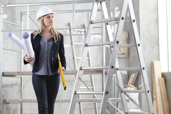 Mujer Arquitecta Ingeniera Construcción Con Casco Desgaste Nivel Espiritual Sostiene — Foto de Stock