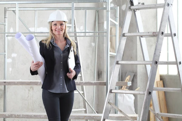 Mujer Sonriente Arquitecto Ingeniero Construcción Usa Casco Sostiene Carpeta Plano — Foto de Stock