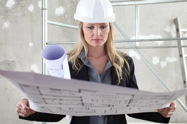 Mujer Arquitecta Ingeniera Construcción Que Lee Modelo Casco Desgaste Dentro — Foto de Stock