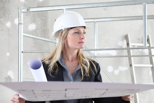 Mujer Arquitecta Ingeniera Construcción Que Lee Modelo Casco Desgaste Dentro — Foto de Stock