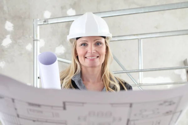 Mujer Sonriente Arquitecta Ingeniera Construcción Que Lee Modelo Casco Desgaste — Foto de Stock