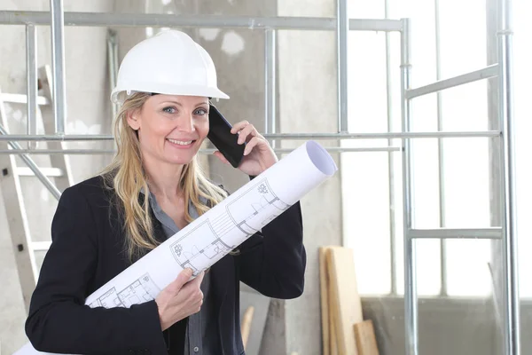 Mujer Sonriente Arquitecto Ingeniero Construcción Hablar Casco Uso Del Teléfono — Foto de Stock