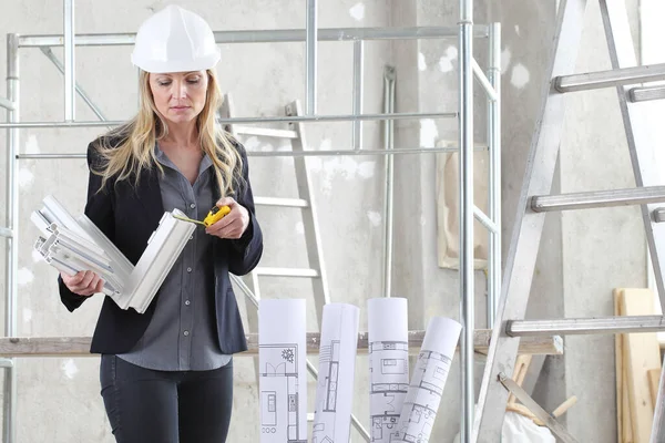 Architektin Oder Bauingenieurin Mit Metermessendem Weißen Fensterprofil Innerhalb Einer Baustelle — Stockfoto