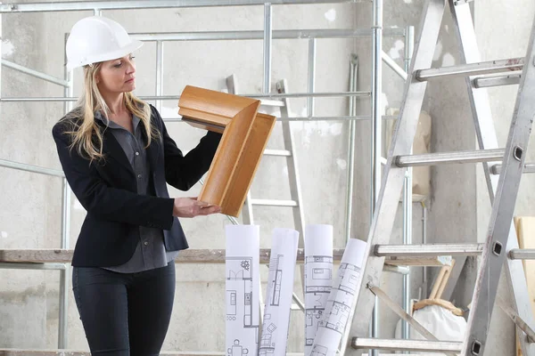 Mujer Arquitecta Diseñadora Interiores Construcción Con Ventanas Madera Cortadas Dentro — Foto de Stock