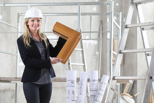 Mujer Sonriente Arquitecta Diseñadora Interiores Construcción Con Ventanas Madera Cortadas — Foto de Stock
