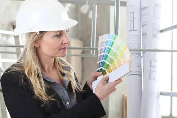 妇女建筑师或建筑室内设计师 用彩色石板选择建筑工地内房屋墙壁的颜色 — 图库照片