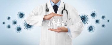 Corona virüsü covid 19 koruma konsepti, doktor elleri aile sembolünü mavi arka planda renkli simgelerle koruyor, kopyalama alanı ve web pankartı şablonu 