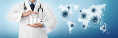 Corona virüsü koruma konsepti, doktor elleri aile sembolünü mavi arkaplandaki dünya haritasında renkli simgelerle koruyor, kopyalama alanı ve web pankartı şablonu 
