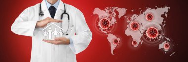 Corona virüsü covid 19 koruma kavramı doktor elleri aile sembolünü kırmızı arkaplanda dünya haritasında renkli simgelerle, kopyalama alanı ve web pankartı şablonunda korur 
