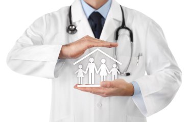 Corona virüsü covid 19 koruma ev konseptinde kalın, beyaz arkaplanda izole aile sembolü olan doktor elleri, kopyalama alanı ve web afişi 