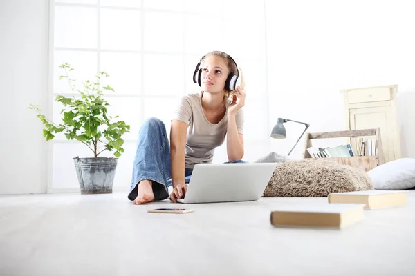 Jovem Sentada Sala Estar Estudando Com Fones Ouvido Computador Fique — Fotografia de Stock