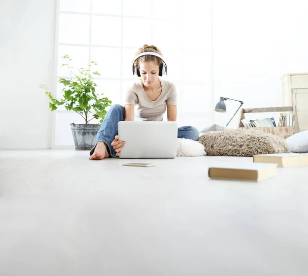 Mujer Joven Sentada Sala Estar Estudiando Con Auriculares Computadora Quedarse —  Fotos de Stock