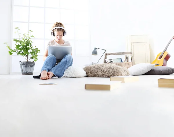 Jovem Mulher Sentada Sala Estar Estudando Música Com Fones Ouvido — Fotografia de Stock