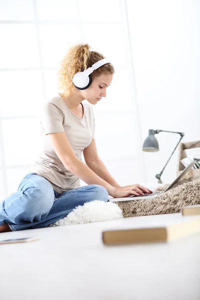 Mujer Joven Sentada Sala Estar Estudiando Con Auriculares Computadora Quedarse — Foto de Stock