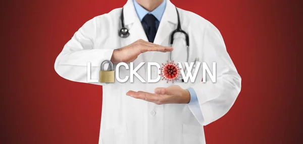 Ręce Lekarza Blokadą Tekstu Ikoną Symbolu Wirusa Korony Izolowane Czerwonym — Zdjęcie stockowe