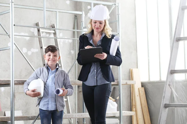 Mujer Interiorista Arquitecta Mamá Con Hijo Trabajan Juntos Construcción Casa — Foto de Stock