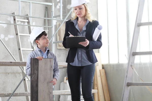 Mujer Diseñador Interiores Arquitecto Mamá Con Hijo Trabajo Eligen Cómo — Foto de Stock