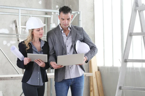 Hombre Mujer Arquitectos Ingenieros Con Computadora Trabajan Juntos Interior Obra — Foto de Stock