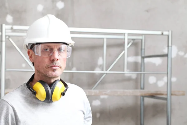 Retrato Hombre Trabajador Construcción Con Casco Seguridad Auriculares Protección Auditiva — Foto de Stock