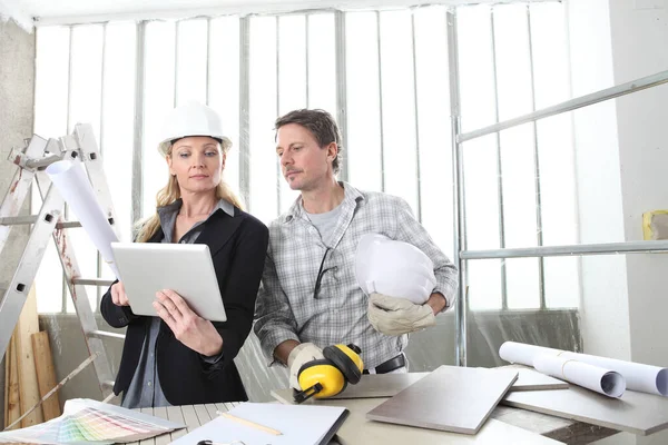 Hombre Mujer Arquitecto Diseñador Interiores Capataz Trabajador Junto Con Computadora — Foto de Stock