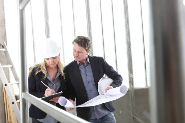 Hombres Mujeres Arquitectos Ingenieros Trabajan Juntos Discutiendo Con Proyecto Interior — Foto de Stock