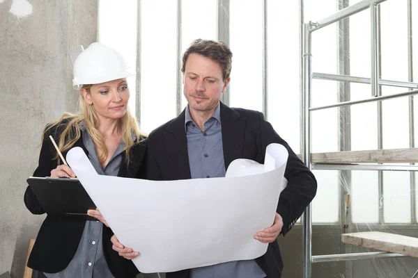 Hombres Mujeres Arquitectos Ingenieros Trabajan Juntos Discutiendo Con Proyecto Interior — Foto de Stock