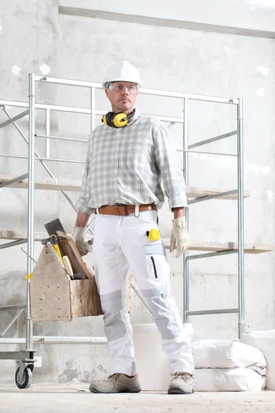 Mann Bauarbeiter Mit Werkzeugkiste Trägt Handschuhe Mütze Brille Und Gehörschutz — Stockfoto